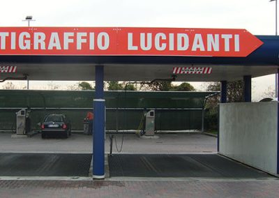 grande cartello a freccia per autolavaggio a piste
